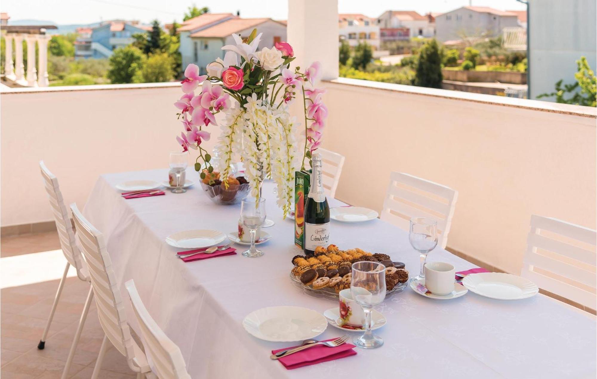 4 Bedroom Cozy Apartment In Vodice Kültér fotó